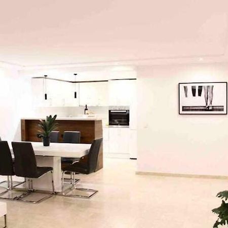 Large Modern Beach Front Apartment, Rooftop Pool!! Marbella Bagian luar foto