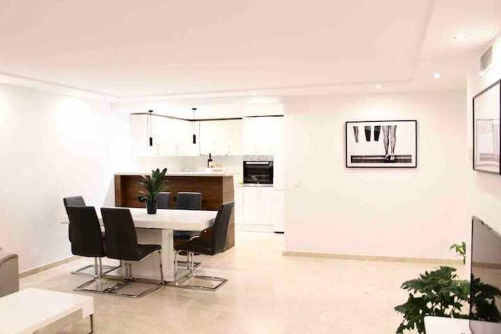 Large Modern Beach Front Apartment, Rooftop Pool!! Marbella Bagian luar foto