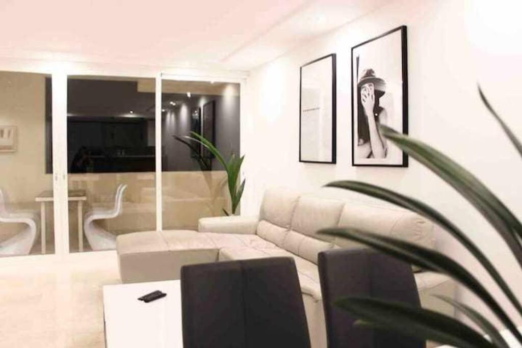 Large Modern Beach Front Apartment, Rooftop Pool!! Marbella Bagian luar foto