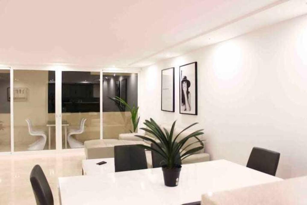Large Modern Beach Front Apartment, Rooftop Pool!! Marbella Bagian luar foto