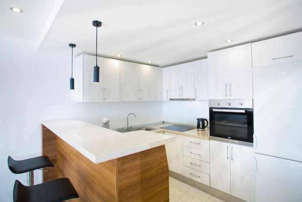 Large Modern Beach Front Apartment, Rooftop Pool!! Marbella Bagian luar foto