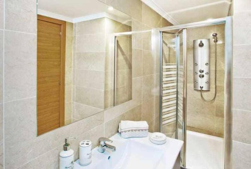 Large Modern Beach Front Apartment, Rooftop Pool!! Marbella Bagian luar foto