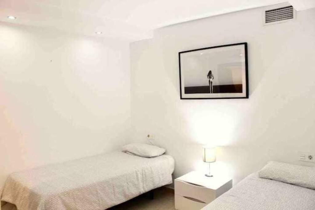 Large Modern Beach Front Apartment, Rooftop Pool!! Marbella Bagian luar foto